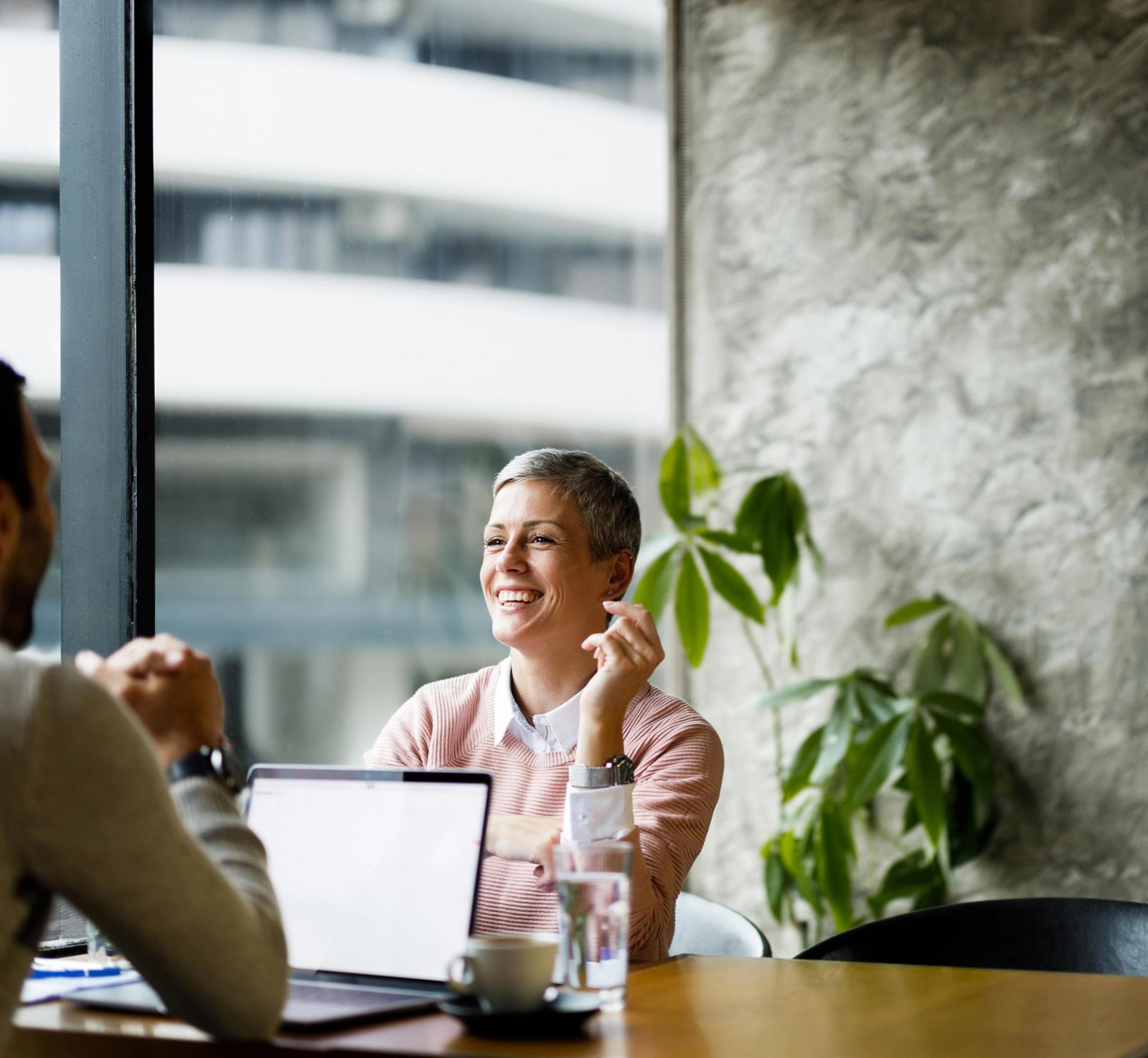 Clienta satisfecha en reunión con Macamo Consulting